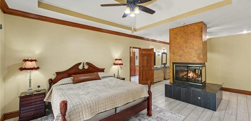 8225 NW Weatherby Drive, Weatherby Lake, MO 64152