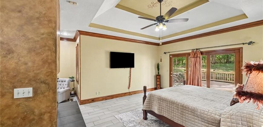 8225 NW Weatherby Drive, Weatherby Lake, MO 64152