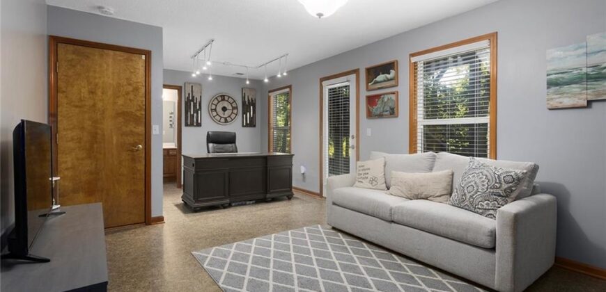 207 Lakeview Drive, Smithville, MO 64089