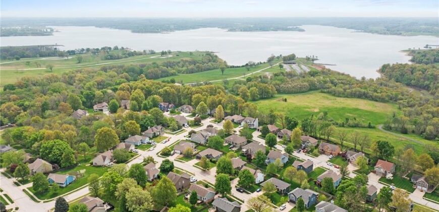 207 Lakeview Drive, Smithville, MO 64089