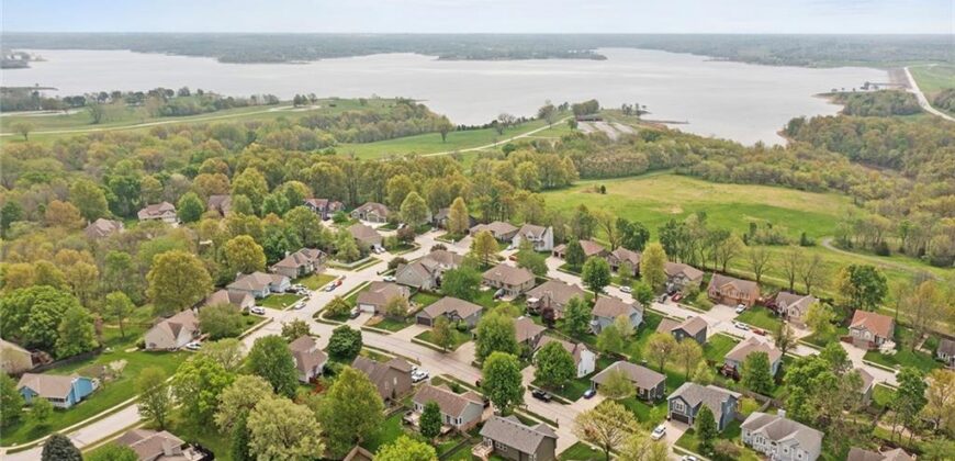 207 Lakeview Drive, Smithville, MO 64089
