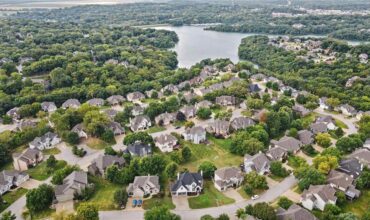 8008 Park Ridge Drive, Parkville, MO 64152