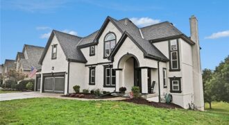 8008 Park Ridge Drive, Parkville, MO 64152