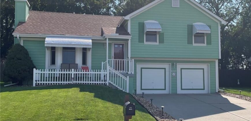 6527 Sioux Drive, Parkville, MO 64152