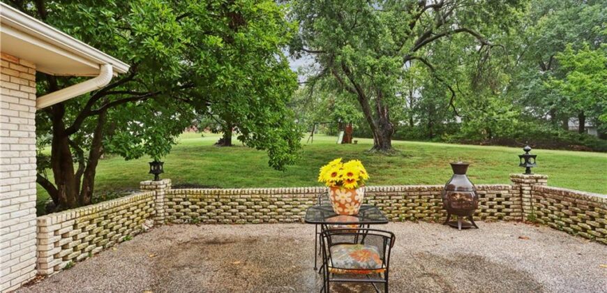 2 Maple Circle, Smithville, MO 64089