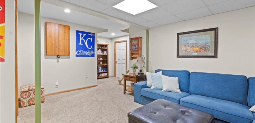 5204 N PENNSYLVANIA Street, Gladstone, MO 64118