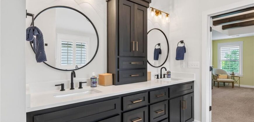 14670 Thousand Oaks Place, Parkville, MO 64152