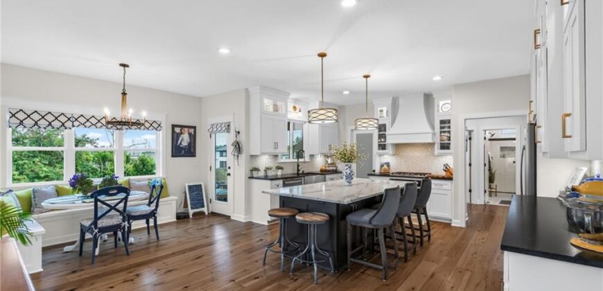 14670 Thousand Oaks Place, Parkville, MO 64152