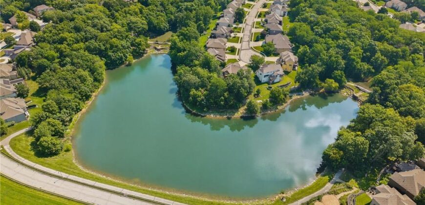 14670 Thousand Oaks Place, Parkville, MO 64152