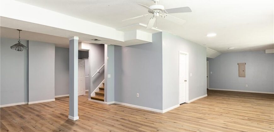10121 NW River Hills Drive, Parkville, MO 64152