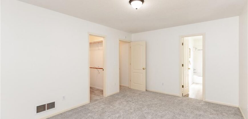 10121 NW River Hills Drive, Parkville, MO 64152