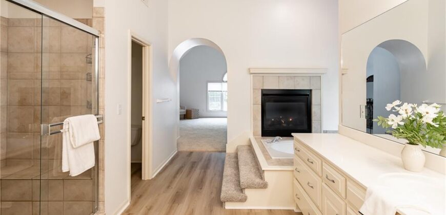 10121 NW River Hills Drive, Parkville, MO 64152