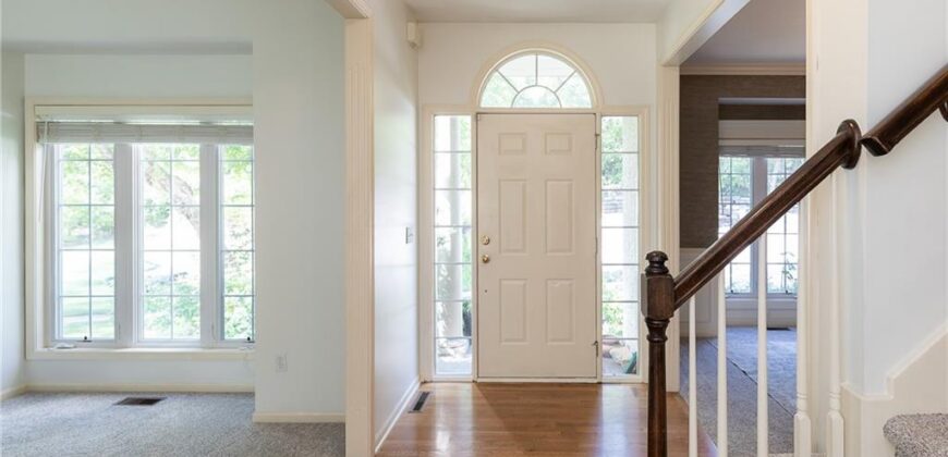 10121 NW River Hills Drive, Parkville, MO 64152