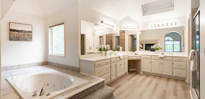10121 NW River Hills Drive, Parkville, MO 64152