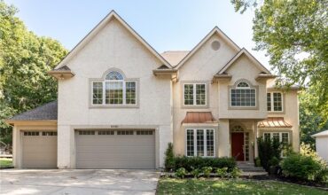 10121 NW River Hills Drive, Parkville, MO 64152