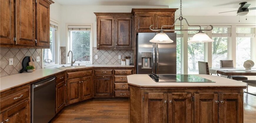 10121 NW River Hills Drive, Parkville, MO 64152
