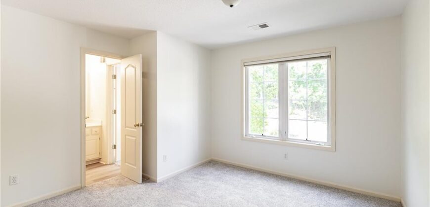 10121 NW River Hills Drive, Parkville, MO 64152