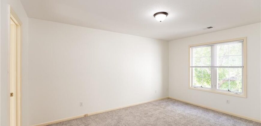 10121 NW River Hills Drive, Parkville, MO 64152