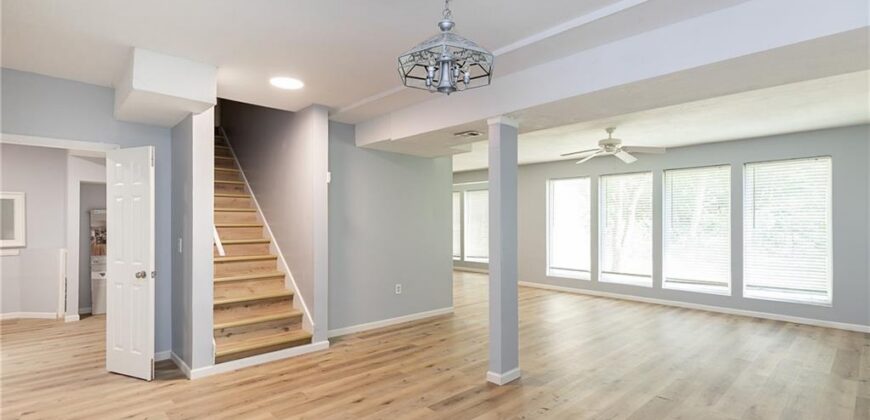 10121 NW River Hills Drive, Parkville, MO 64152