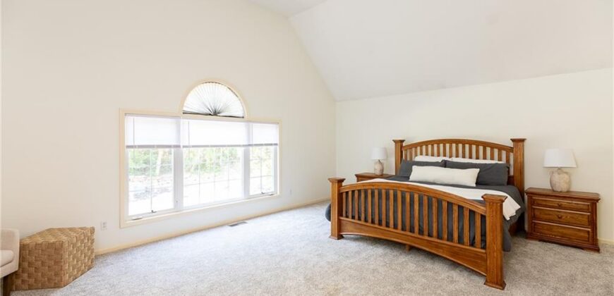 10121 NW River Hills Drive, Parkville, MO 64152