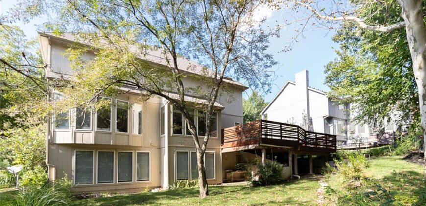 10121 NW River Hills Drive, Parkville, MO 64152
