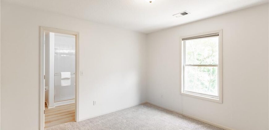 10121 NW River Hills Drive, Parkville, MO 64152