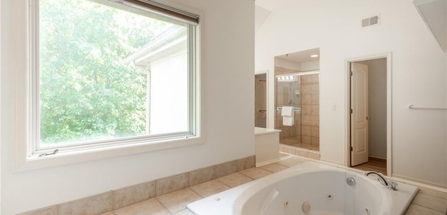 10121 NW River Hills Drive, Parkville, MO 64152