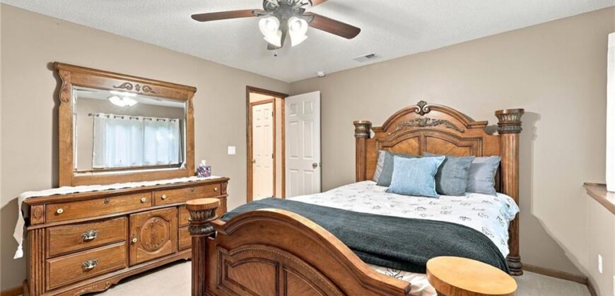 8615 NW Baker Road Circle, Kansas City, MO 64153