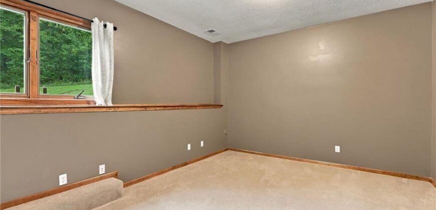 8615 NW Baker Road Circle, Kansas City, MO 64153