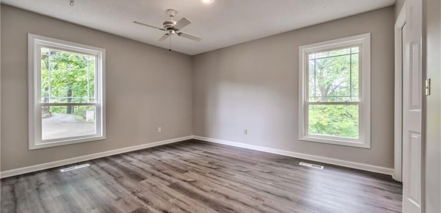 5409 NW Fox Hill Road, Parkville, MO 64152