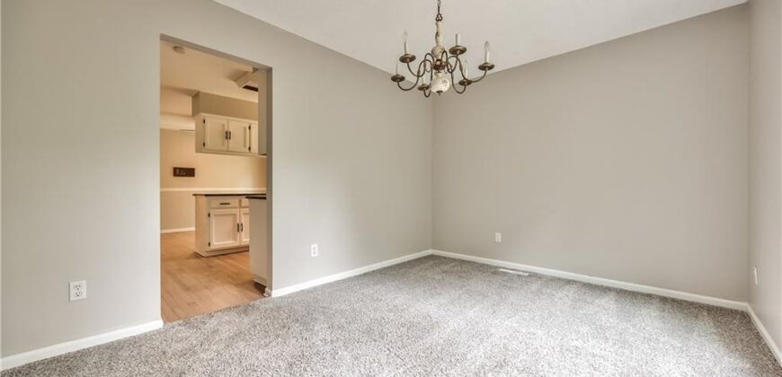 5409 NW Fox Hill Road, Parkville, MO 64152