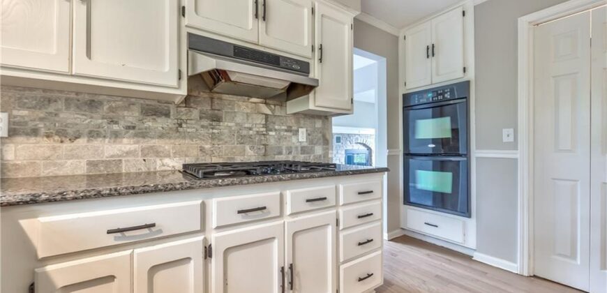 5409 NW Fox Hill Road, Parkville, MO 64152