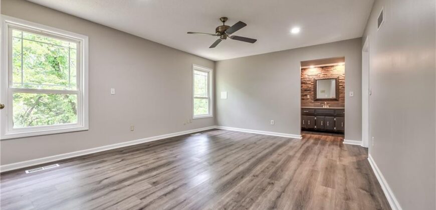 5409 NW Fox Hill Road, Parkville, MO 64152