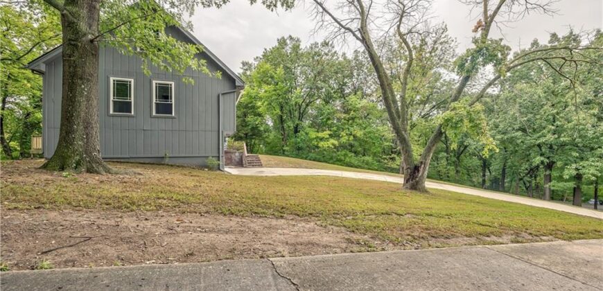 5409 NW Fox Hill Road, Parkville, MO 64152