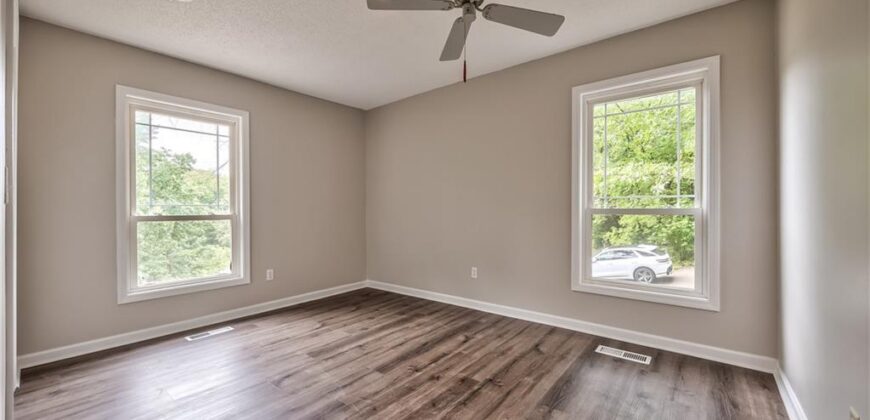 5409 NW Fox Hill Road, Parkville, MO 64152