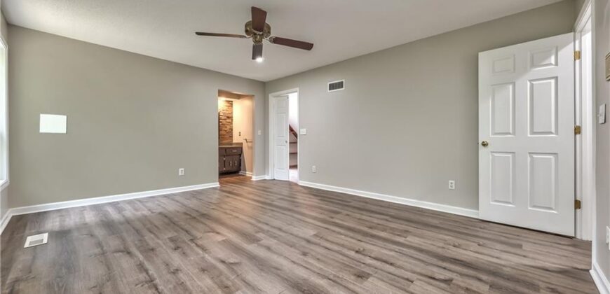 5409 NW Fox Hill Road, Parkville, MO 64152