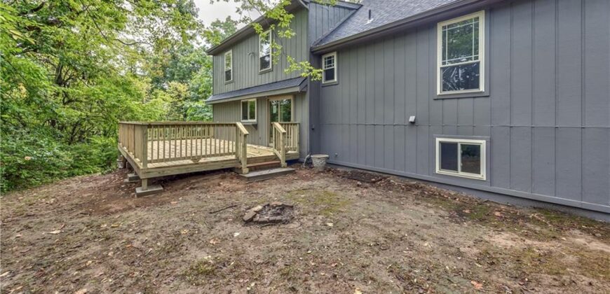5409 NW Fox Hill Road, Parkville, MO 64152