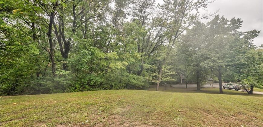 5409 NW Fox Hill Road, Parkville, MO 64152