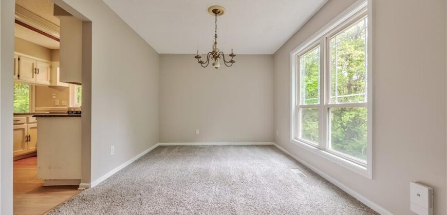 5409 NW Fox Hill Road, Parkville, MO 64152