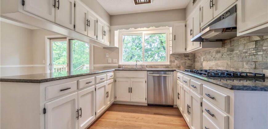 5409 NW Fox Hill Road, Parkville, MO 64152