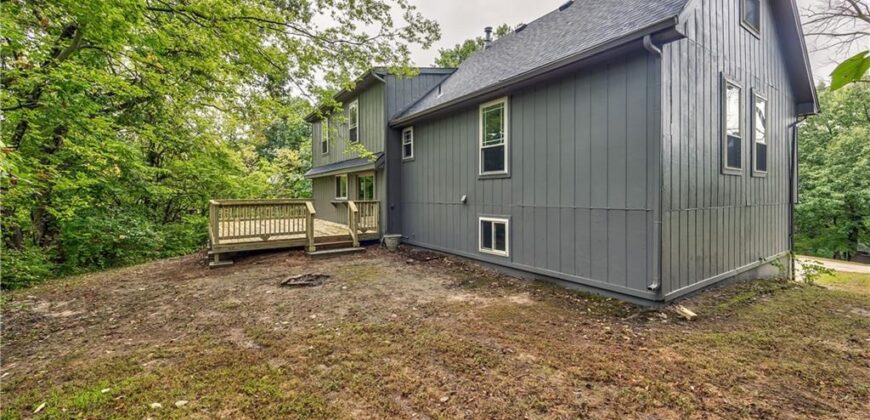 5409 NW Fox Hill Road, Parkville, MO 64152