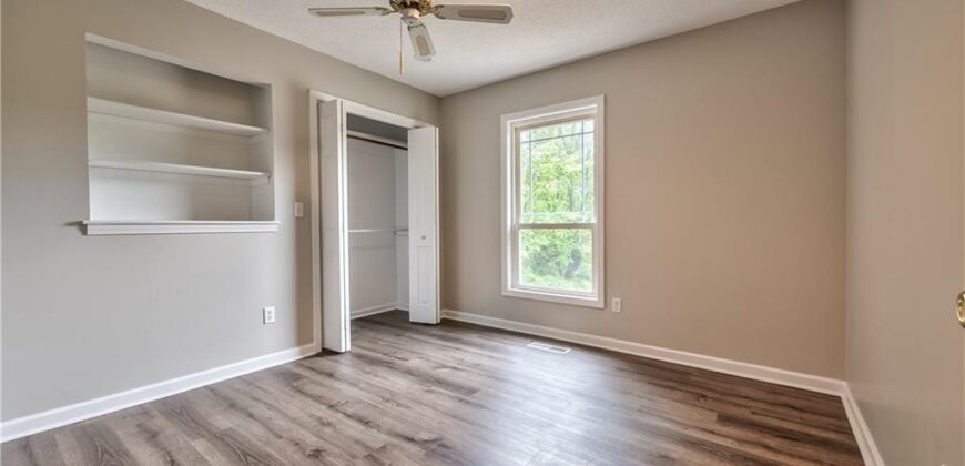 5409 NW Fox Hill Road, Parkville, MO 64152
