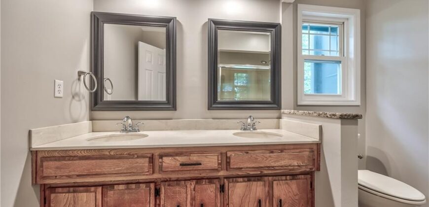 5409 NW Fox Hill Road, Parkville, MO 64152