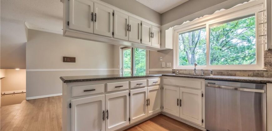 5409 NW Fox Hill Road, Parkville, MO 64152