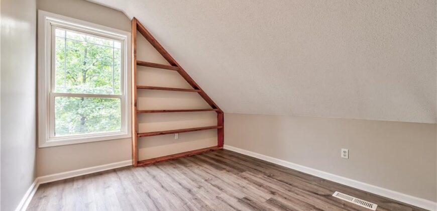 5409 NW Fox Hill Road, Parkville, MO 64152