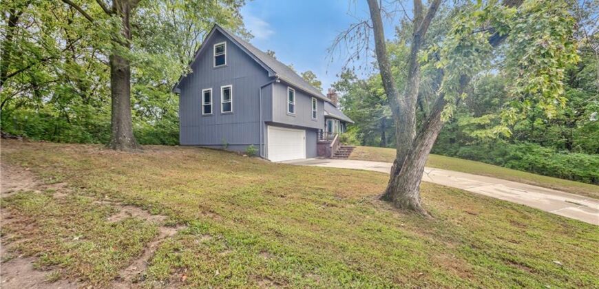5409 NW Fox Hill Road, Parkville, MO 64152
