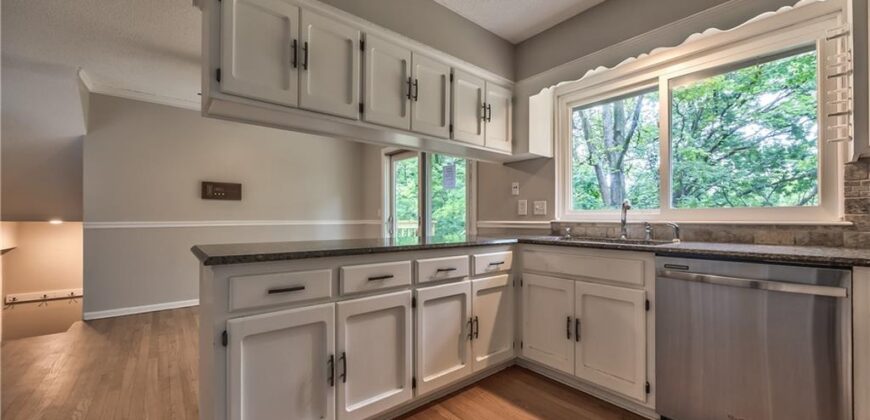 5409 NW Fox Hill Road, Parkville, MO 64152