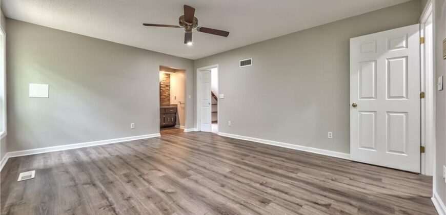 5409 NW Fox Hill Road, Parkville, MO 64152