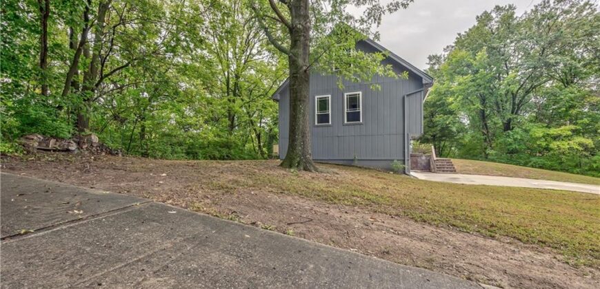 5409 NW Fox Hill Road, Parkville, MO 64152