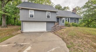 5409 NW Fox Hill Road, Parkville, MO 64152
